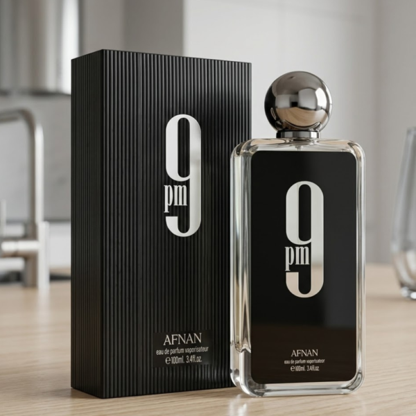 Perfume Afnan 9 PM frasco negro con tapa metálica y caja elegante sobre mesa