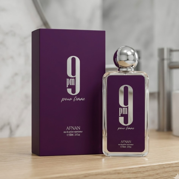 Frasco de perfume 9PM Femme de Afnan color púrpura profundo con tapa dorada elegante.