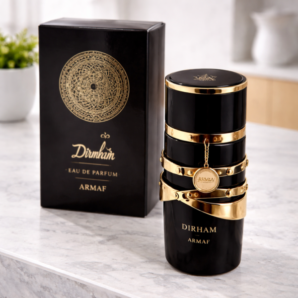 Perfume Armaf Dirham frasco negro con detalles dorados y caja elegante sobre superficie clara