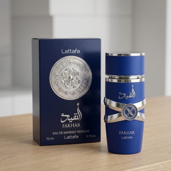 Perfume Lattafa Fakhar frasco azul con detalles plateados y caja elegante sobre superficie de madera