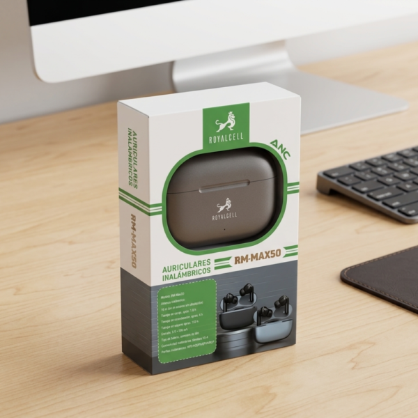 Caja de auriculares inalámbricos Royalcell RM-MAX50 color gris con estuche de carga y tecnología ANC sobre escritorio de madera.