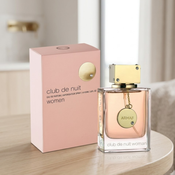 Frasco de perfume Club de Nuit Women de Armaf 105ml color dorado transparente con detalles de cristales.
