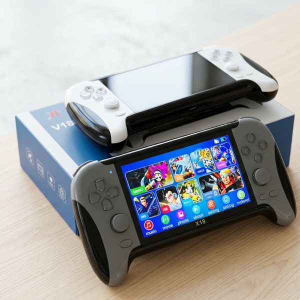 Consola portátil X18 color gris y blanco con menú de juegos retro en pantalla.