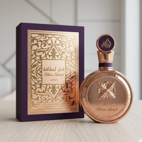 Frasco de perfume Fakhar Rose Gold de Lattafa en color oro rosa y blanco con diseño árabe de lujo.