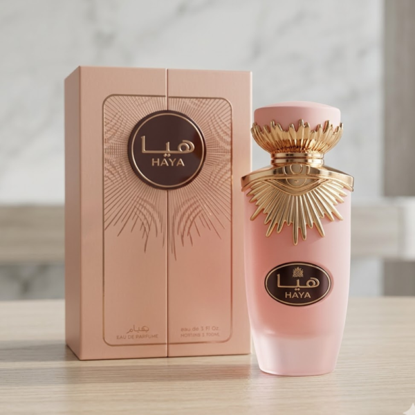 Frasco de perfume Haya de Lattafa color rosa con detalles dorados y tapa elegante.
