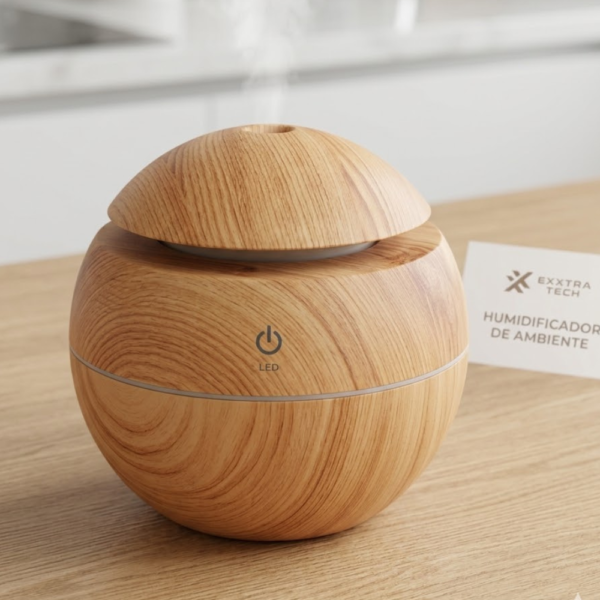 Humidificador de ambiente Exxtra Tech con diseño veta de madera y vapor ultrasónico sobre mesa de madera.