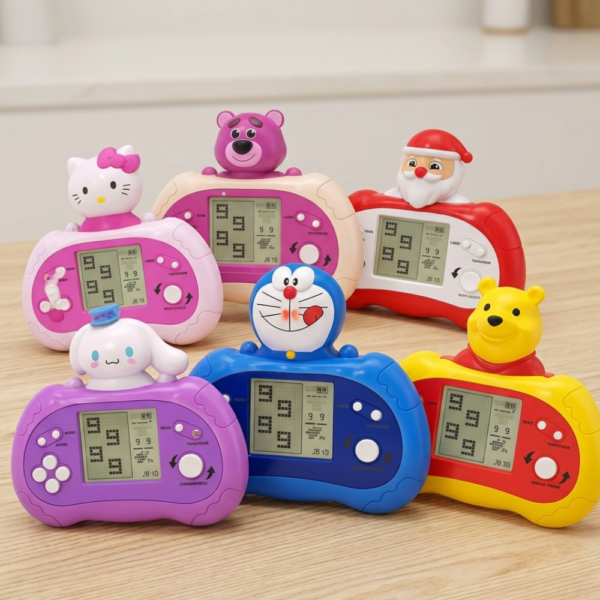 Variedad de consolas Brick Game retro de colores con personajes de Hello Kitty, Doraemon y Winnie Pooh sobre una mesa de madera.