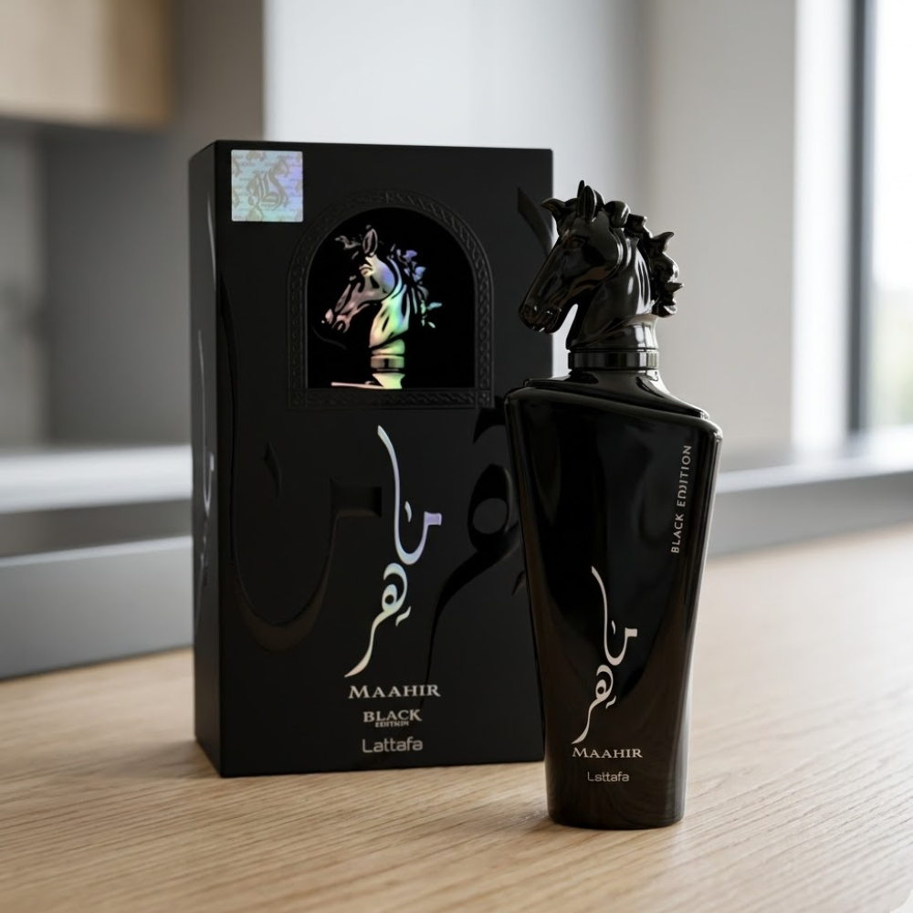 Perfume Maahir Black Edition de Lattafa con su icónico frasco negro y tapa con forma de cabeza de caballo.