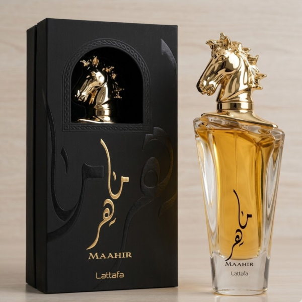 Frasco de perfume Maahir Gold de Lattafa dorado con tapa de cabeza de caballo sobre fondo brillante.