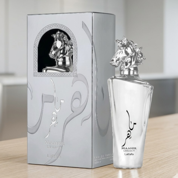 Perfume Maahir Legacy de Lattafa en su frasco plateado con tapa de cabeza de caballo cromada.