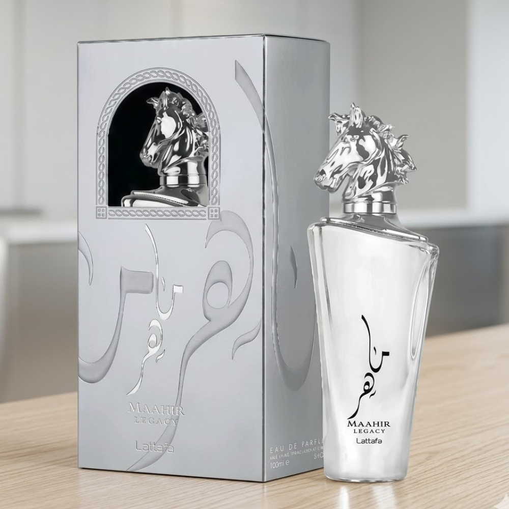 Perfume Maahir Legacy de Lattafa en su frasco plateado con tapa de cabeza de caballo cromada.