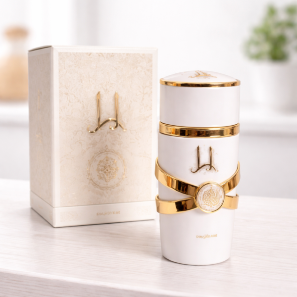 Frasco de perfume Yara Moi de Lattafa color blanco mate con detalles dorados de lujo.